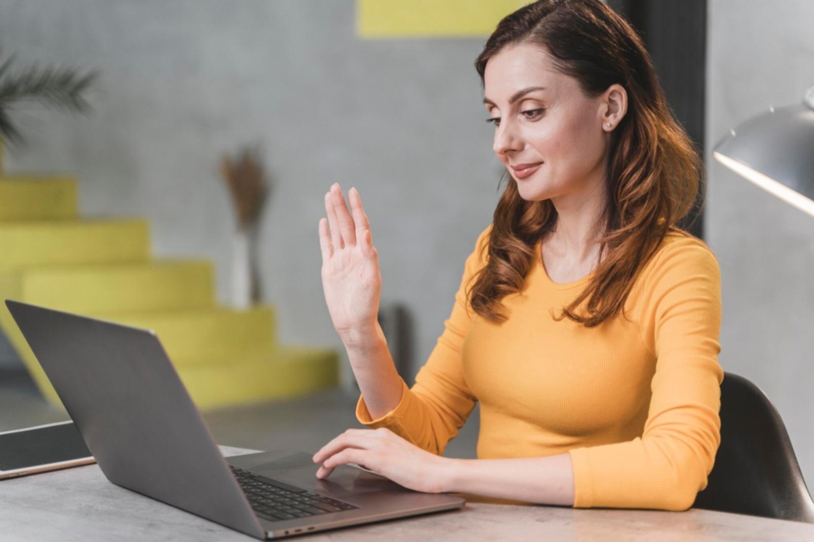 Bureau de travail avec documents financiers et ordinateur