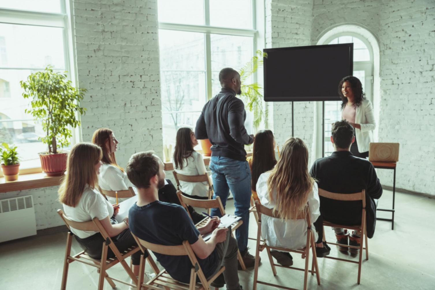 Espace de formation confortable avec matériel pédagogique